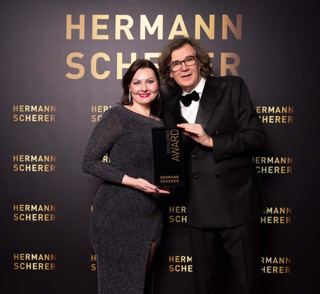 Yulia van Laak mit Hermann Scherer und dem Excellence Award