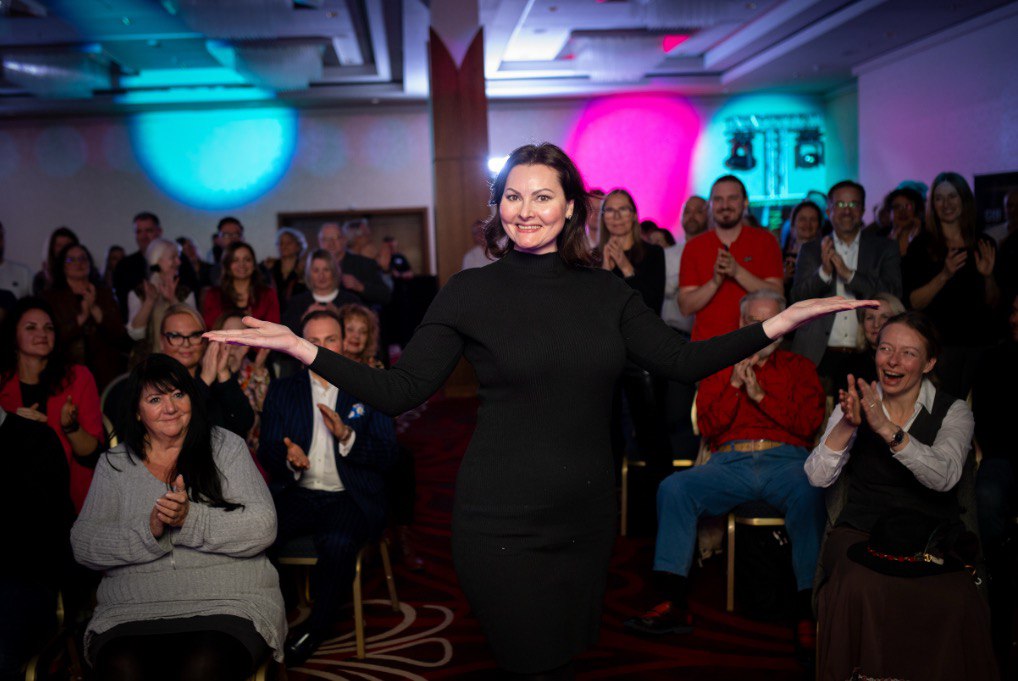 Yulia van Laak beim Internationalen Speaker Slam in Dresden mit applaudierendem Publikum